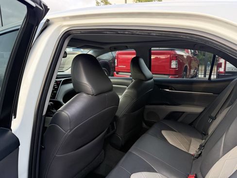 Used 2018 Toyota Camry XLE FWD image 12