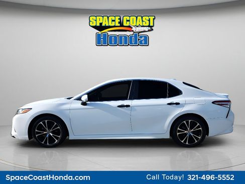 Used 2020 Toyota Camry SE w/ Convenience Package FWD image 6