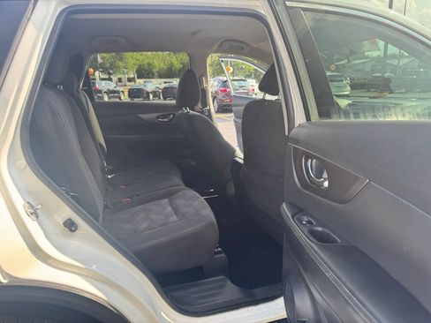 Used 2016 Nissan Rogue SV w/ SV Premium Package AWD/4WD image 10