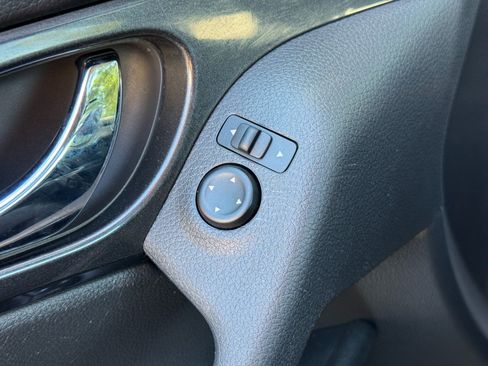 Used 2017 Nissan Rogue SV FWD image 17