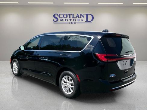 Used 2025 Chrysler Pacifica Select FWD image 8
