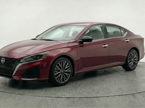 Used 2025 Nissan Altima 2.5 SV FWD image 3