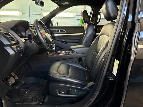 Used 2018 Ford Explorer XLT w/ Equipment Group 202A FWD image 16