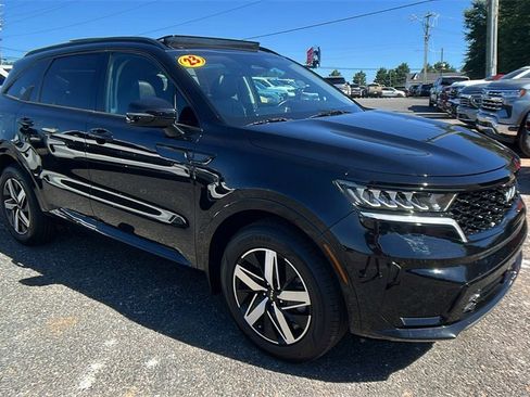 Used 2023 Kia Sorento EX w/ Panoramic Sunroof Package image 3