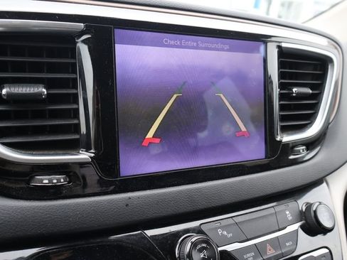 Used 2017 Chrysler Pacifica Touring-L Plus w/ Tire & Wheel Group image 23