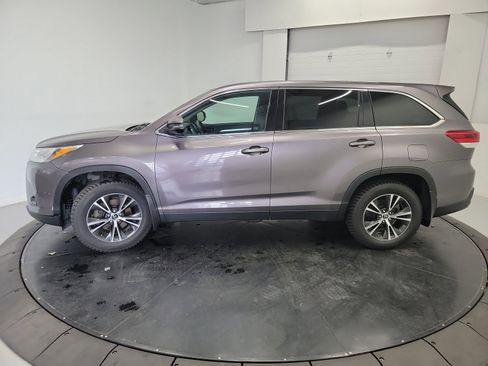 Used 2019 Toyota Highlander LE AWD/4WD image 4