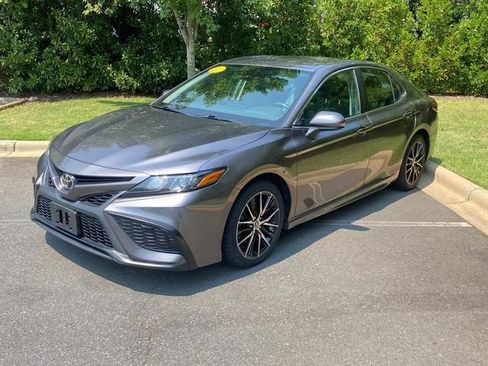 Used 2021 Toyota Camry SE FWD image 3