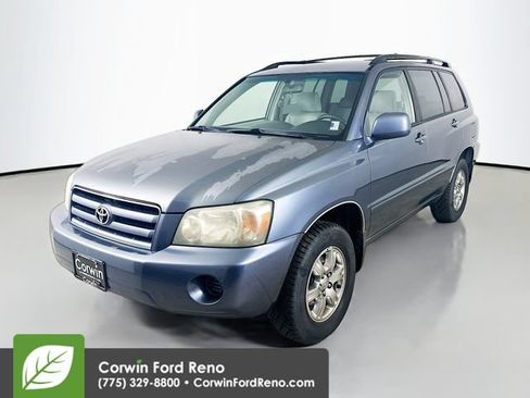 Used 2005 Toyota Highlander 4WD V6 w/ 3rd Row image 3