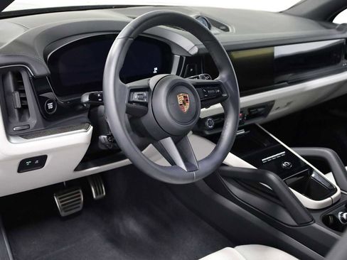 Certified 2025 Porsche Cayenne E-Hybrid AWD/4WD image 4
