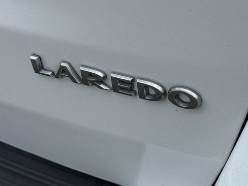 Used 2018 Jeep Grand Cherokee Laredo RWD image 8