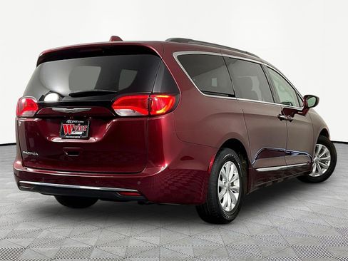 Used 2017 Chrysler Pacifica Touring-L FWD image 6