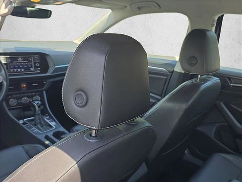 Used 2024 Volkswagen Jetta SE FWD image 16