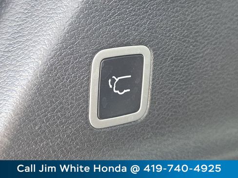 Used 2024 Chrysler Pacifica Limited FWD image 19