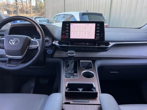 Used 2021 Toyota Sienna XLE image 15