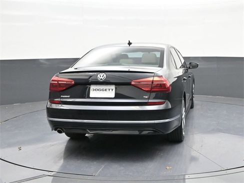 Used 2018 Volkswagen Passat 2.0T image 11