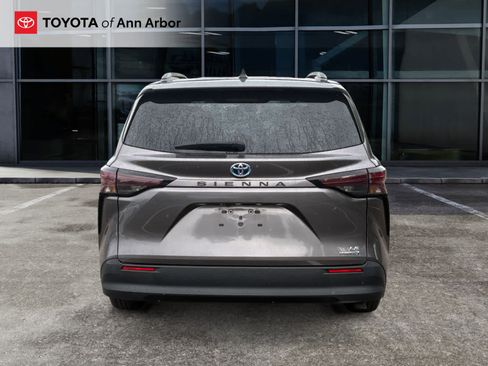 Used 2023 Toyota Sienna LE FWD image 4