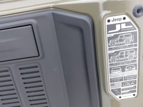 Used 2025 Jeep Wrangler Willys image 23