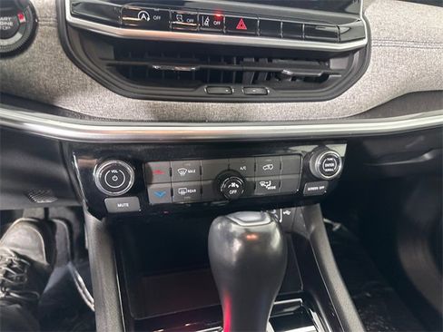 Certified 2022 Jeep Compass Latitude image 30