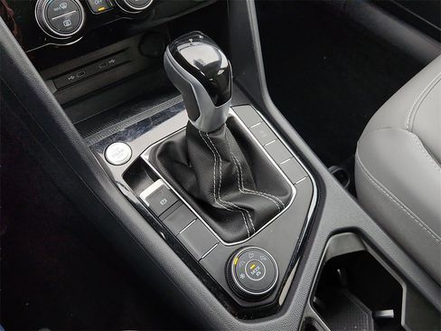 Used 2024 Volkswagen Taos SE w/ Panoramic Sunroof Package image 29