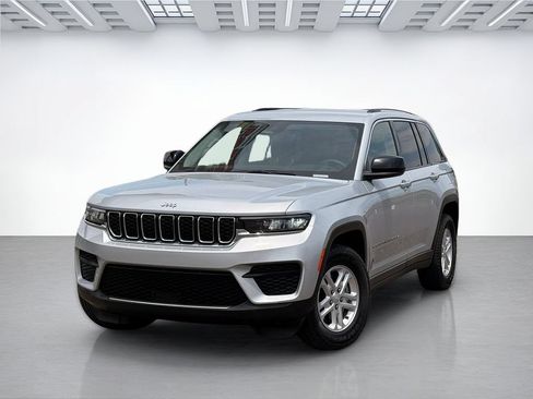 Used 2024 Jeep Grand Cherokee Laredo RWD image 2