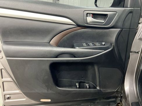Used 2019 Toyota Highlander XLE FWD image 21