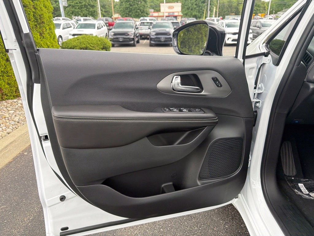 New 2027 Chrysler Pacifica Select AWD/4WD image 14