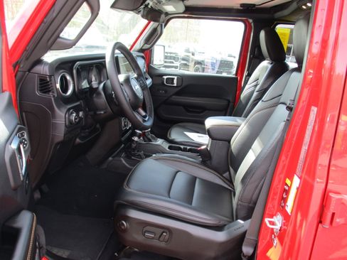 Certified 2025 Jeep Gladiator Sport AWD/4WD image 11