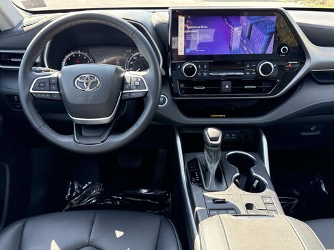 Used 2023 Toyota Highlander XLE image 2