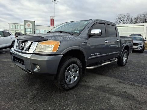 Used 2015 Nissan Titan SV w/ SV Value Truck Package image 4