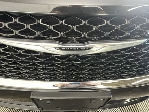 Used 2023 Chrysler Pacifica Touring-L FWD image 8