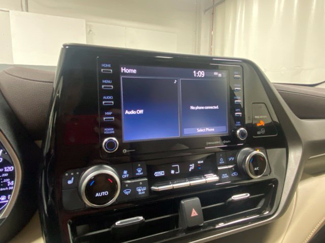 Used 2020 Toyota Highlander XLE FWD image 18