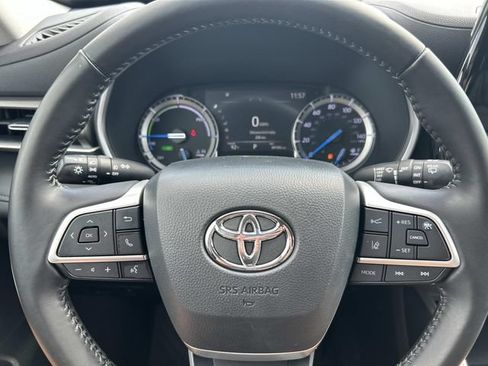 Used 2022 Toyota Highlander XLE AWD/4WD image 30