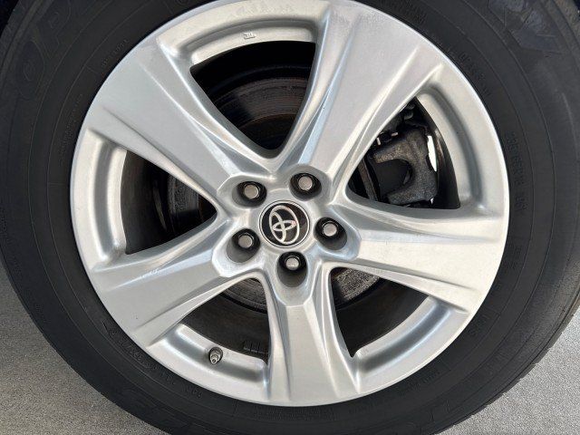 Used 2023 Toyota Highlander LE AWD/4WD image 5