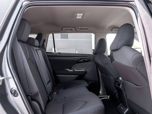 Used 2023 Toyota Highlander LE AWD/4WD image 15