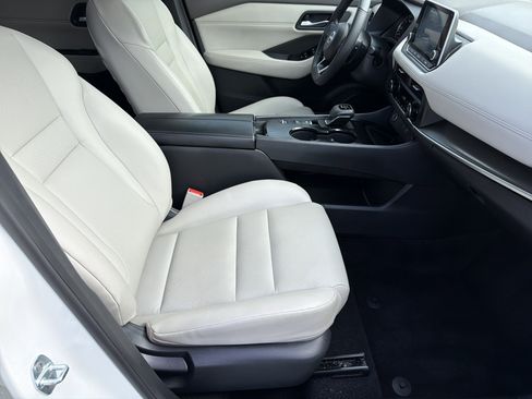 Used 2023 Nissan Rogue SV w/ SV Premium B Package image 13