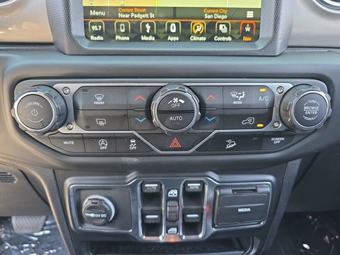 Used 2018 Jeep Wrangler Unlimited Sahara AWD/4WD image 26