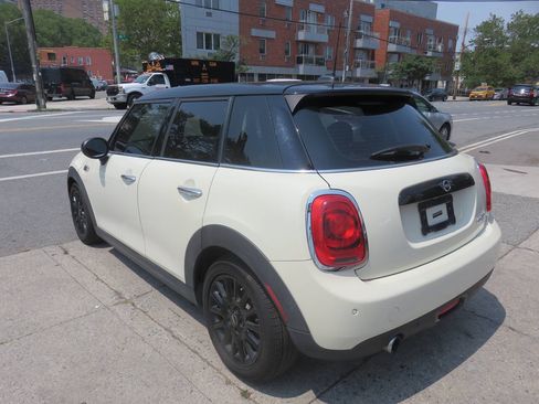 Used 2019 MINI Cooper 4-Door Hardtop w/ Signature Upholstery Package FWD image 5