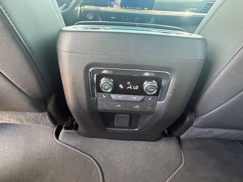 Used 2025 Chevrolet Suburban High Country AWD/4WD image 14