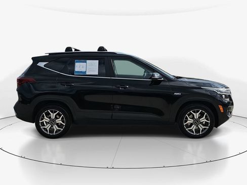 Used 2022 Kia Seltos EX image 3