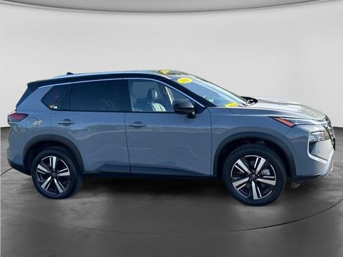 Used 2025 Nissan Rogue SL w/ Tech Package FWD image 4