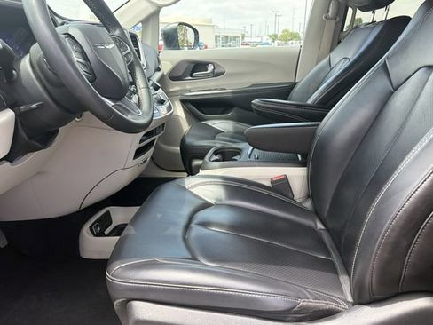 Used 2023 Chrysler Pacifica Touring-L FWD image 9