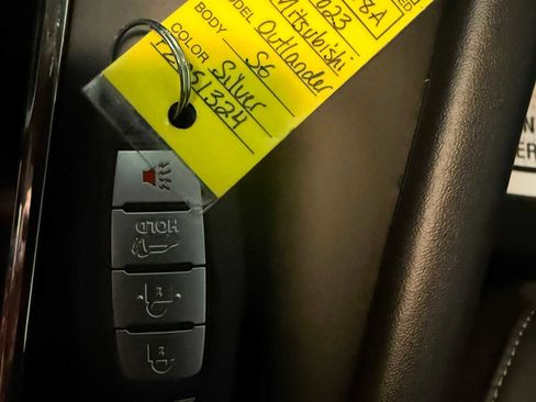 Used 2023 Mitsubishi Outlander SE image 37