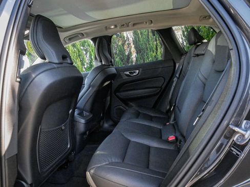 Used 2025 Volvo XC60 B5 Plus image 31