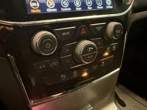 Used 2022 Jeep Grand Cherokee Laredo X image 15