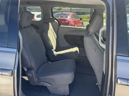 Used 2017 Chrysler Pacifica LX FWD image 26
