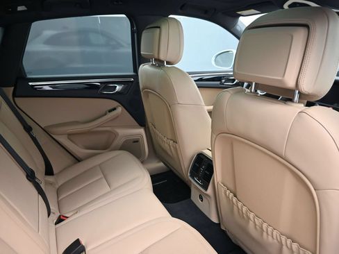 Certified 2026 Porsche Macan AWD/4WD image 7