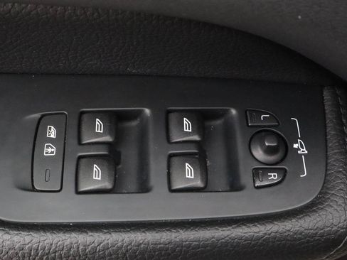 Used 2019 Volvo XC60 T5 Momentum w/ Multimedia Package image 14