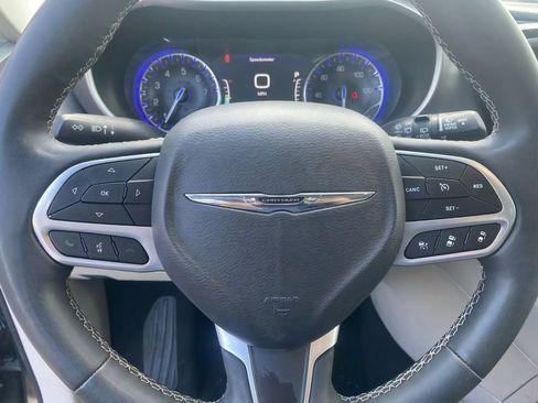 Used 2023 Chrysler Pacifica Touring-L FWD image 18
