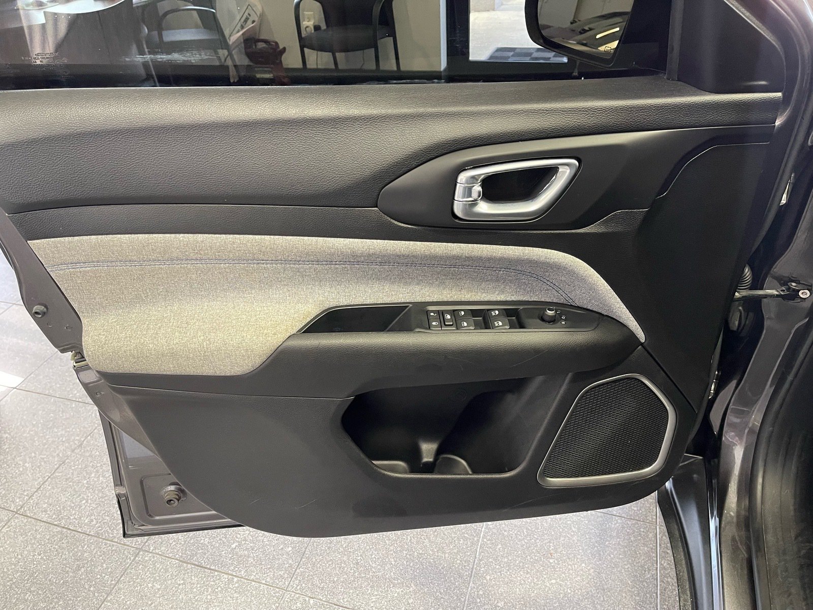 Used 2022 Jeep Compass Latitude FWD image 23