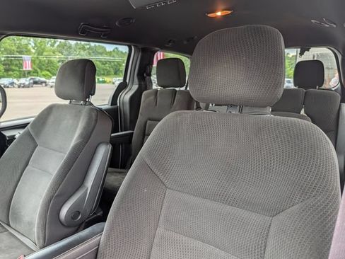 Used 2017 Dodge Grand Caravan SE FWD image 9